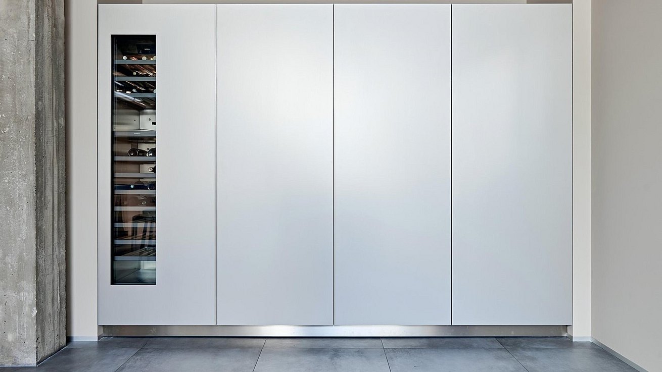 armoire de cuisine bulthaup avec réfrigérateur à vin