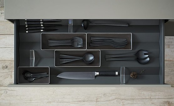 Organisation du tiroir n°2 : bacs en inox et inserts en plastique sont idéaux pour vos couverts