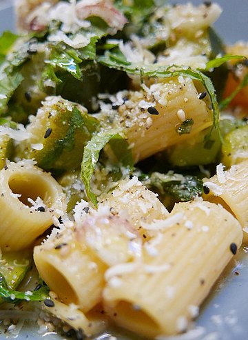 pasta con umeboshi, shiso y calabacín